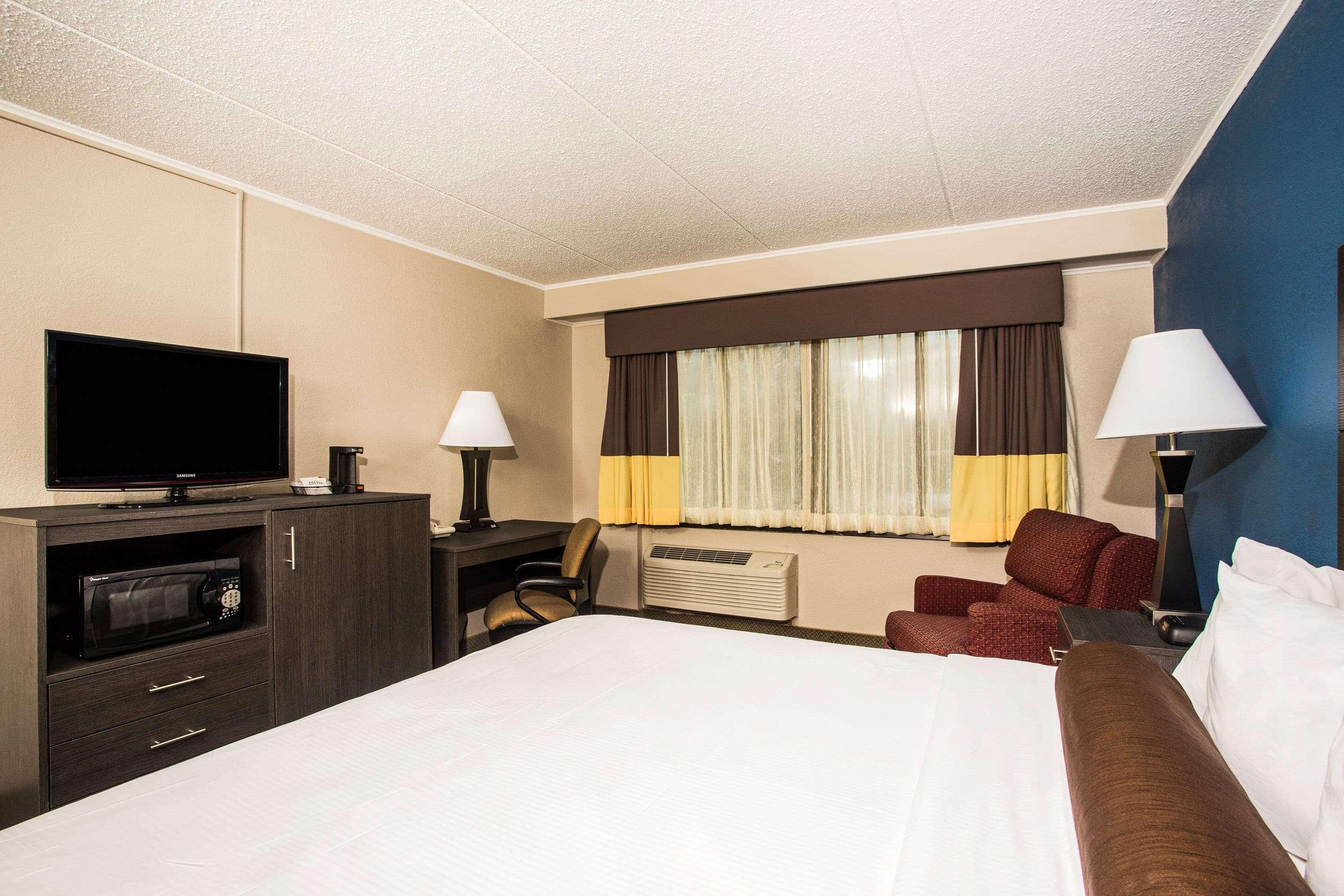 Baymont By Wyndham Appleton Hotell Exteriör bild