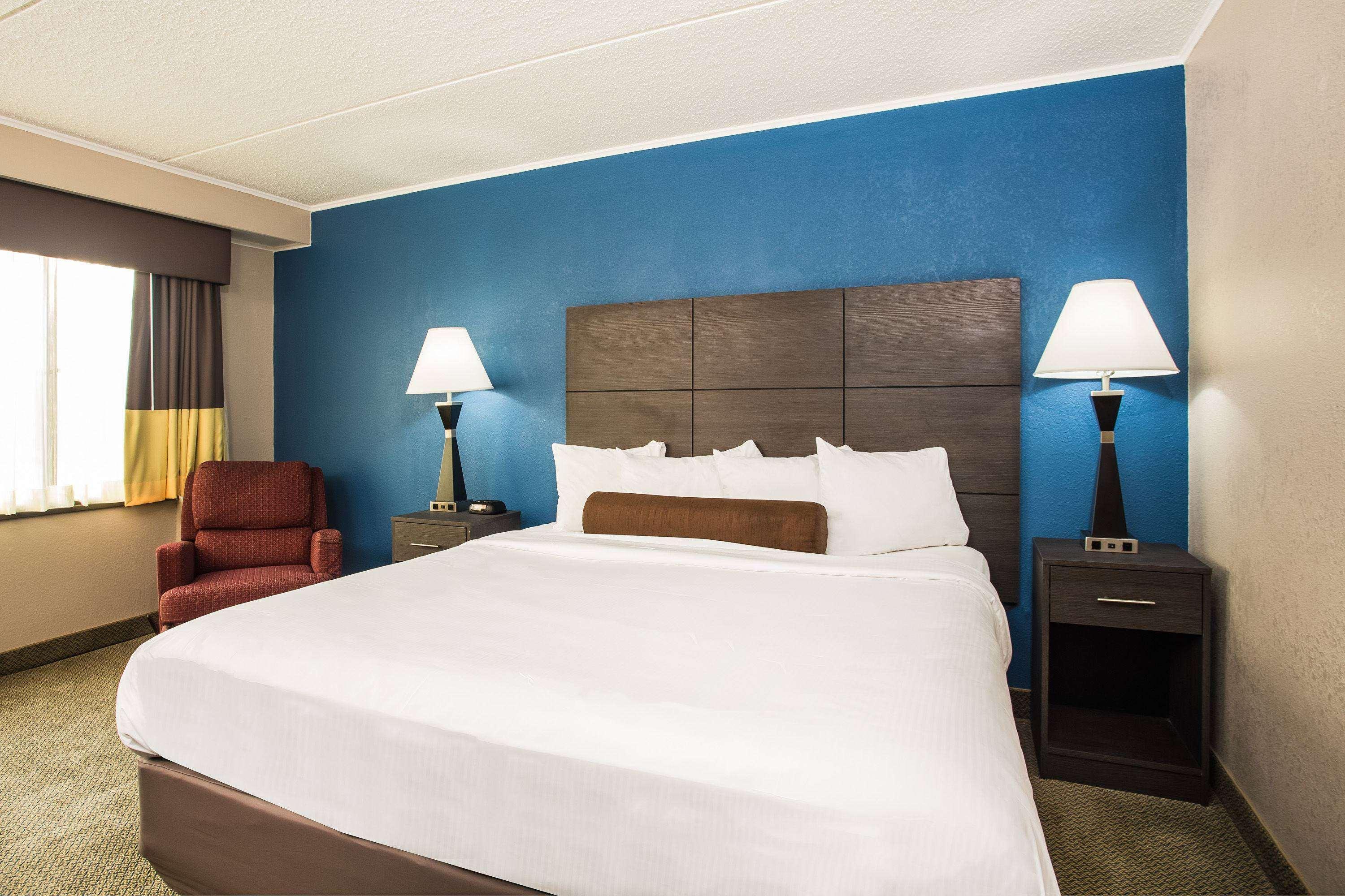 Baymont By Wyndham Appleton Hotell Exteriör bild