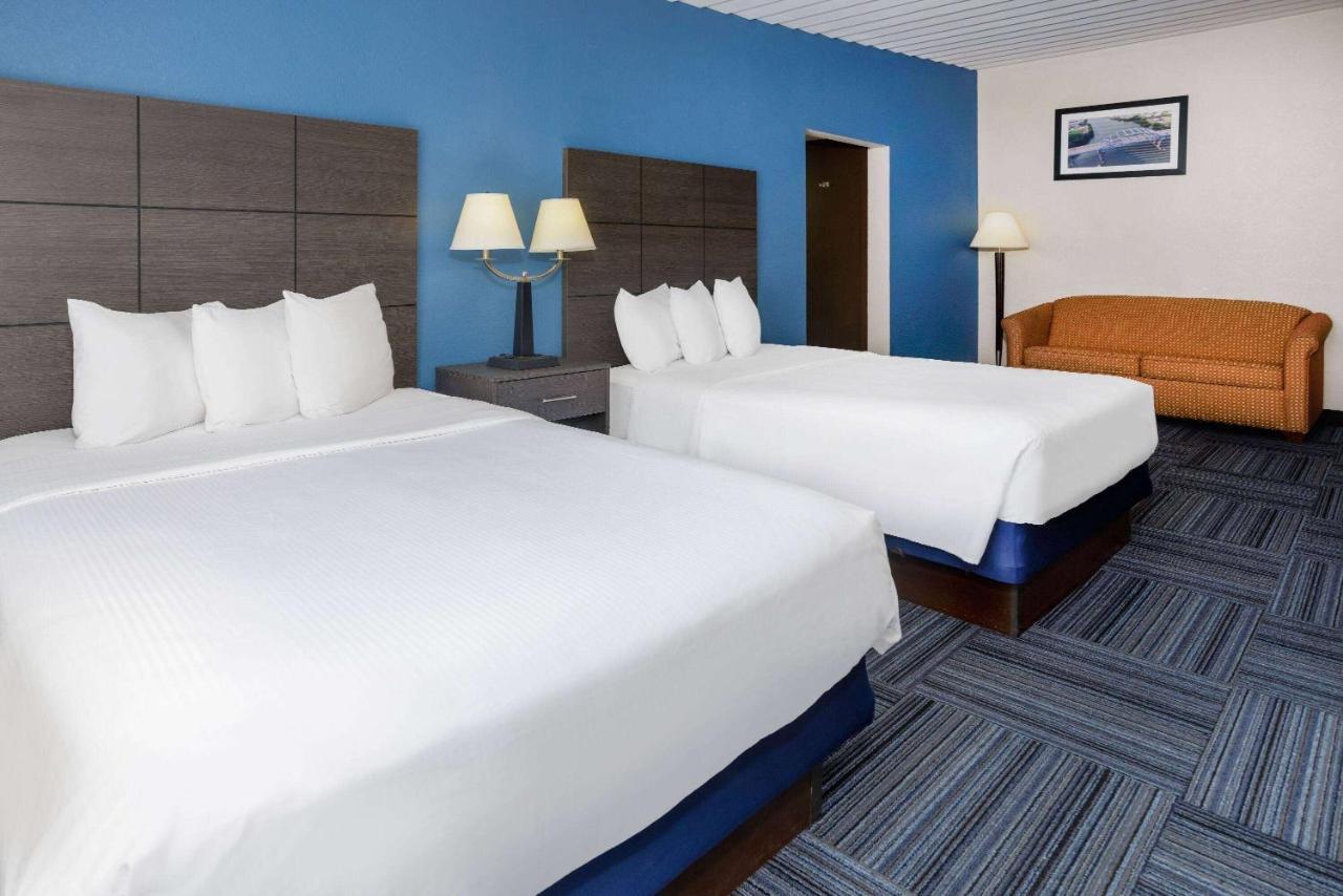 Baymont By Wyndham Appleton Hotell Exteriör bild