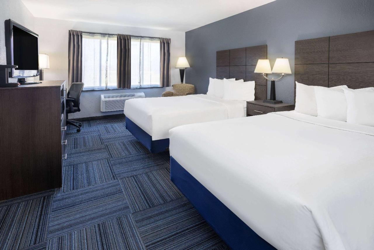 Baymont By Wyndham Appleton Hotell Exteriör bild